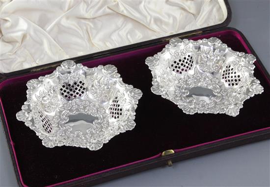 A cased pair of Victorian silver bon bon dishes, by S. Blanckensee & Sons Ltd, Dia 120mm, weight 2.4oz/76 grms